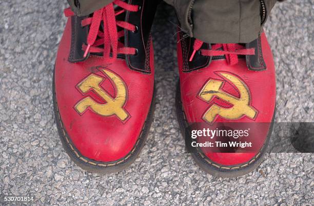 hammer and sickle shoes - comunismo foto e immagini stock