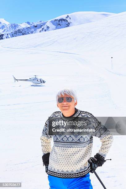 heli skiing   senior men skier at the top of mountain - extreem skiën stockfoto's en -beelden