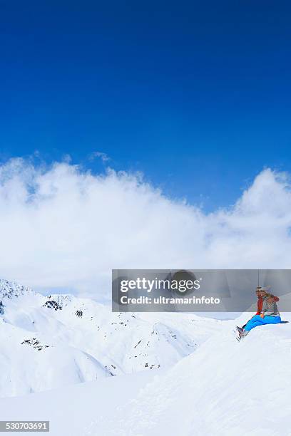 sport d'hiver couple homme et femme de neige skieurs profitant de repos - pair stock photos et images de collection