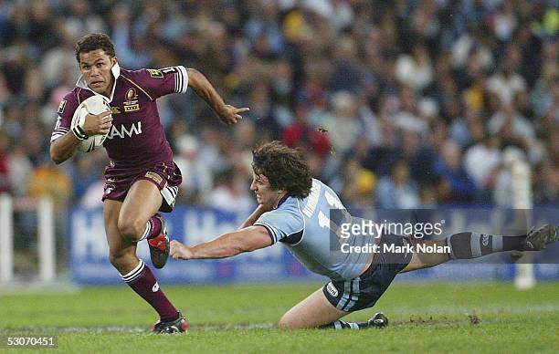 Matt Bowen of the Maroons beats Nathan Hindmarsh of the Blues to score during the NRL State of Origin Game two, between the New South Wales Blues and...