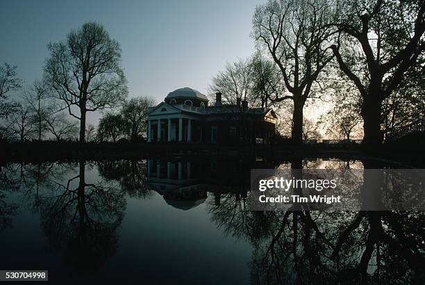 monticello reflection in water pool - charlottesville fotografías e imágenes de stock