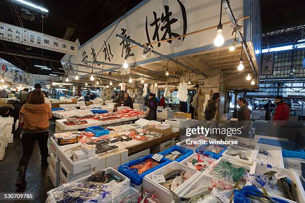 tsukiji fish market in tokyo, japan - tsukiji fish market stock pictures, royalty-free photos & images