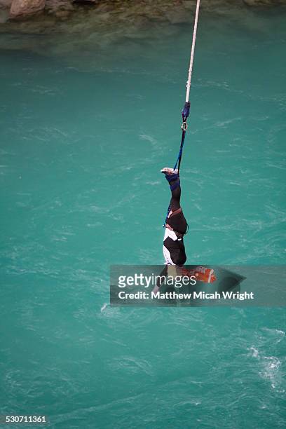 a man jumps from a bungy platform. - bungee jump - fotografias e filmes do acervo