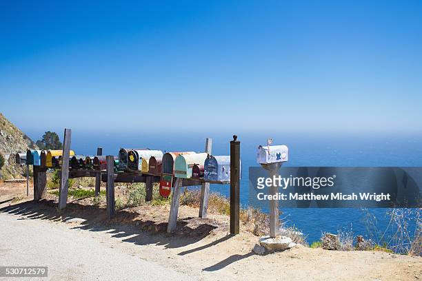 mailboxes in a scenic beachside location - samenstelling stockfoto's en -beelden