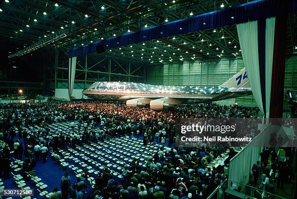 boeing rolling out the new 747-400 - boeing 747 400 stock pictures, royalty-free photos & images