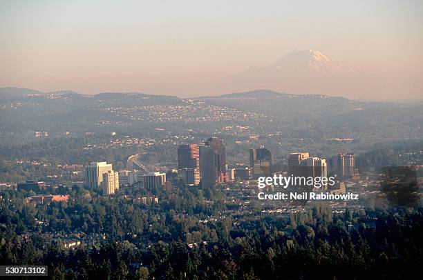 downtown bellevue and mount rainier - bellevue skyline stock-fotos und bilder