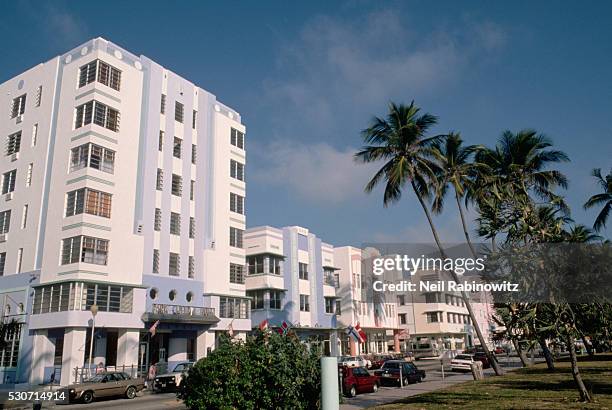 deco apartment houses - south beach photos et images de collection
