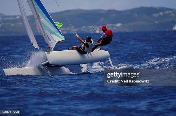 men sailing a catamaran - katamaran race stock-fotos und bilder