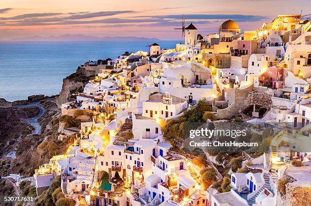 oia sonnenuntergang, santorin, griechenland - oia santorin stock-fotos und bilder