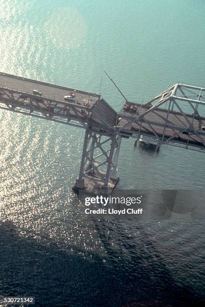 bay bridge damaged by earthquake - loma prieta earthquake stockfoto's en -beelden