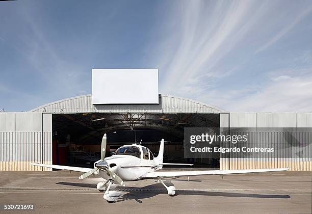 plane outside of hangar - hangar fotografías e imágenes de stock