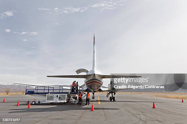 unloading cargo plane in an airport - sportveld onderhouder stockfoto's en -beelden