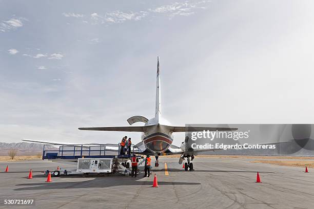 unloading cargo plane in an airport - idrottsplatspersonal bildbanksfoton och bilder