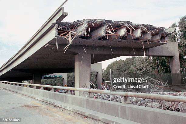 cypress freeway after the loma prieta earthquake - ロマプリータ地震 ストックフォトと画像