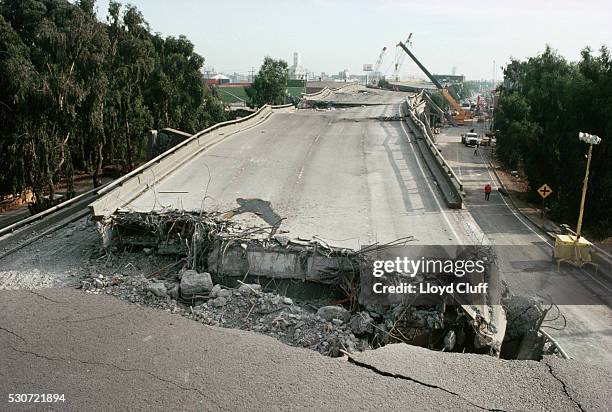 collapsed freeway - loma prieta earthquake stockfoto's en -beelden