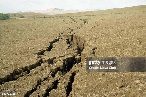 cracks caused by an earthquake - terremoto fotografías e imágenes de stock