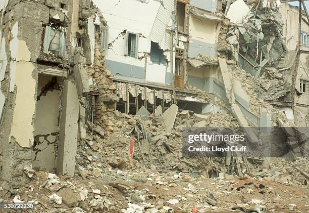 apartment damaged by an earthquake - terremoto fotografías e imágenes de stock