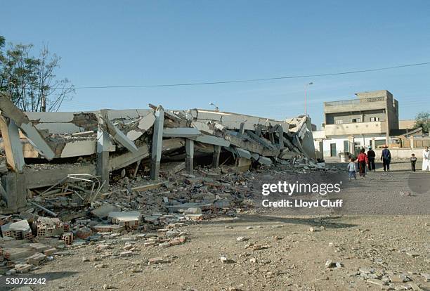 elementary school damage by an earthquake - algerian people photos et images de collection