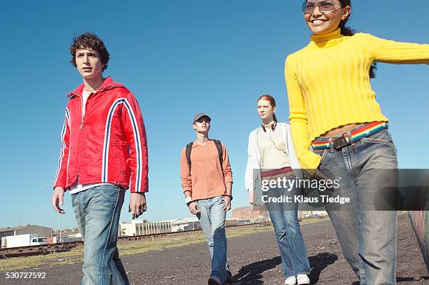 teenagers walking together - sólo-grupo-de-adolescentes fotografías e imágenes de stock