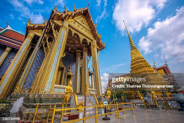 wat phra kaew, temple of the emerald buddha in thailand - smaragdgroen stockfoto's en -beelden