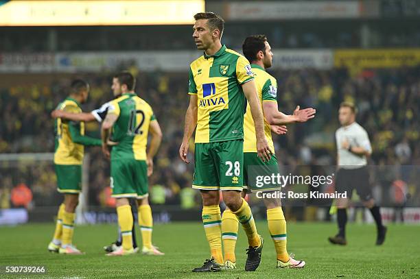 Gary O'Neil of Norwich City looks dejected with team mates after Norwich were relegated during the Barclays Premier League match between Norwich City...