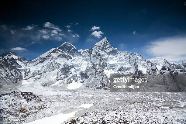 himalayas mountain range with mt everest - mount everest stockfoto's en -beelden