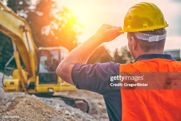 trabajador de construcción - excavator fotografías e imágenes de stock