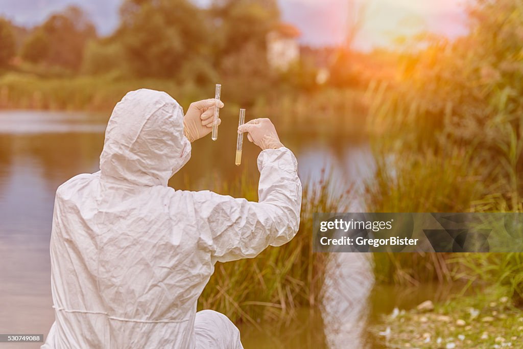 Wissenschaftler examing giftigen Wasser