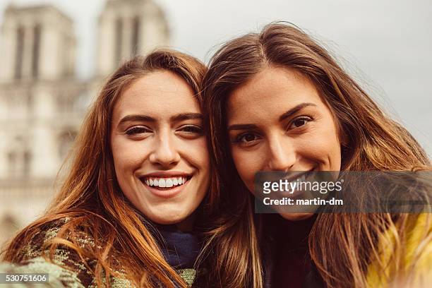 happy girls taking selfie in paris - sassy paris stockfoto's en -beelden