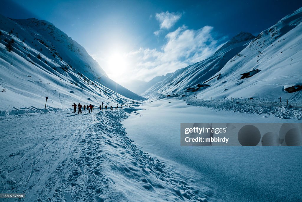 Skifahrer im Tal Ski Resort Sölden, Tirol, Österreich