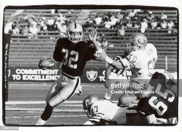 Marcus Allen of the Los Angeles Raiders heads upfield against the San Francisco 49ers during a preseason game in August 1985 at the Los Angeles...