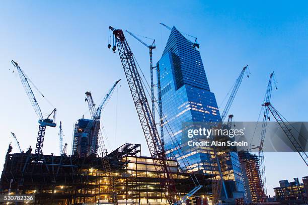 construction industry, cranes - skyscraper imagens e fotografias de stock