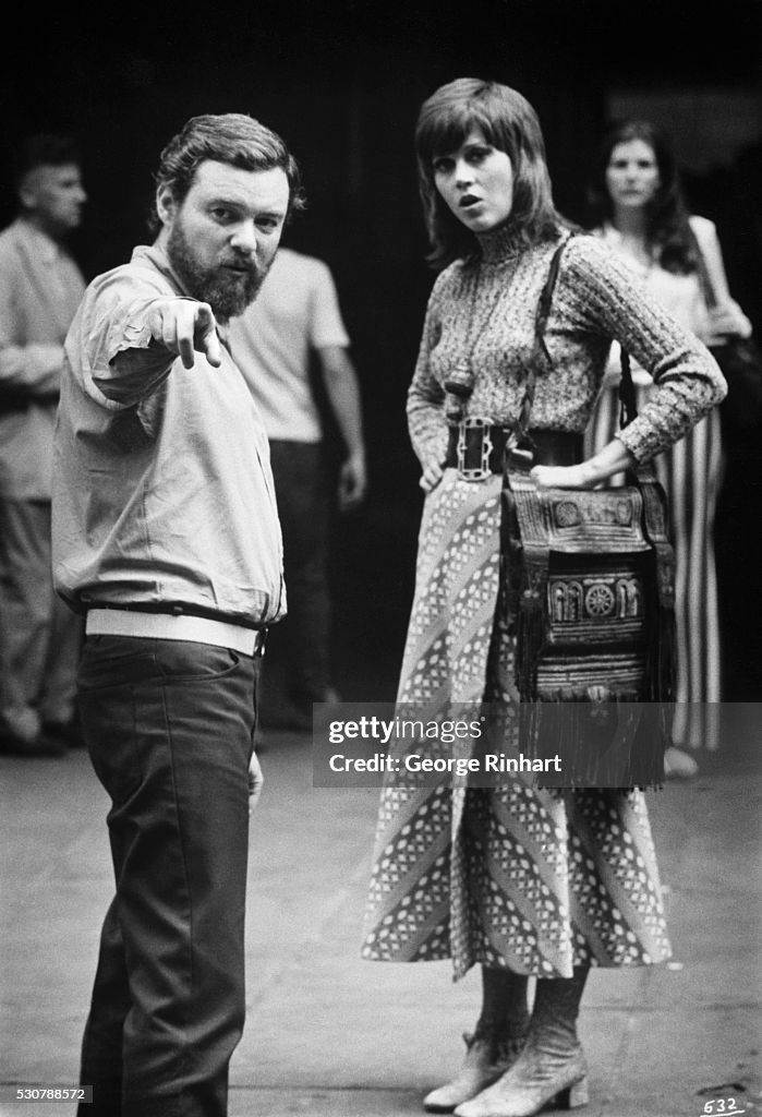 Pakula Actor Photo of director Alan J. Pakula giving instructions to leading... News ...