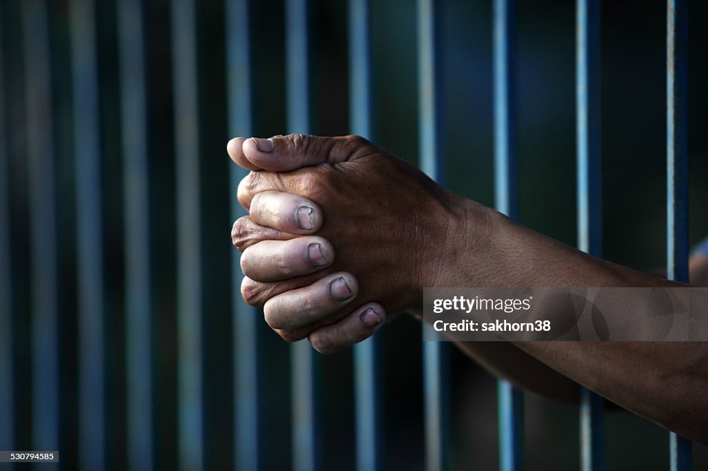 Hand im Gefängnis