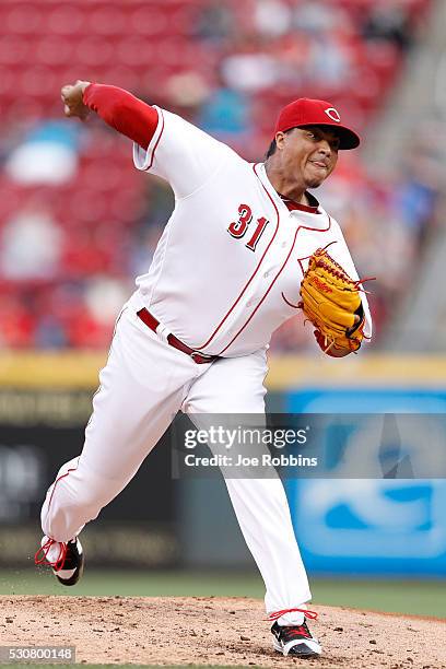 Alfredo Simon of the Cincinnati Reds pitches against the Pittsburgh Pirates in the second inning of the game at Great American Ball Park on May 11,...