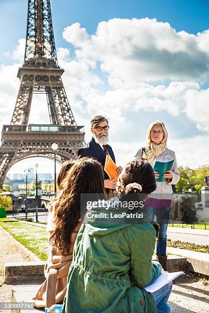 alunos em viagens em paris-tour eiffel ao ar livre de lições - field trip imagens e fotografias de stock