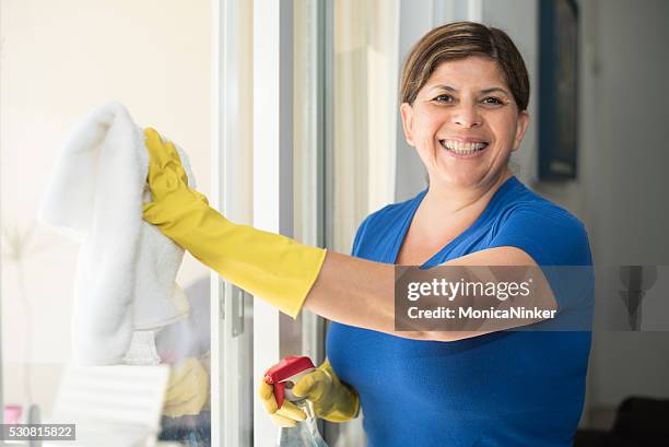 hispanic woman housekeeping - reinier stockfoto's en -beelden