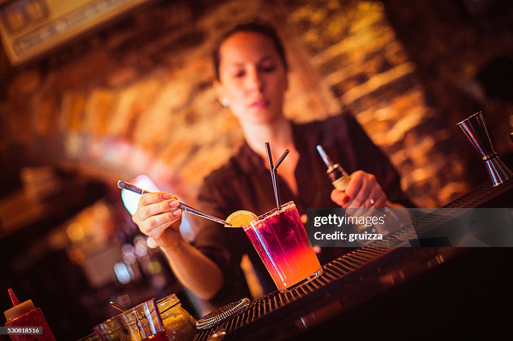 Bauchgegend von junge weibliche Barkeeper bereiten Cocktail in der cocktail-bar