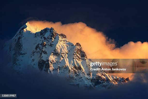 the himalayas' fane - kangchenjunga stock pictures, royalty-free photos & images