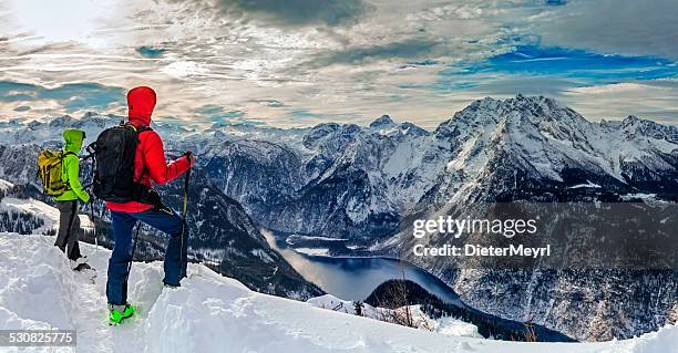 zwei mountain climber-look watzmann im winter - berchtesgaden stock-fotos und bilder