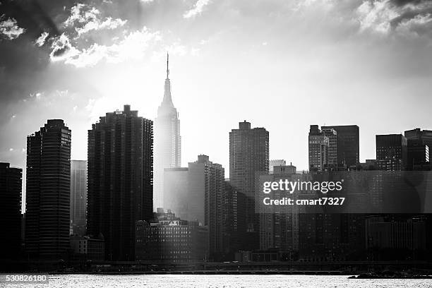 skyline di new york - bianco e nero foto e immagini stock