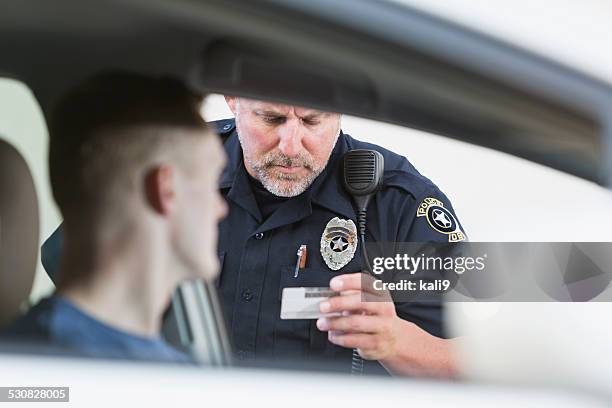 polizist, der den verkehr haltestelle - alkohol am steuer stock-fotos und bilder