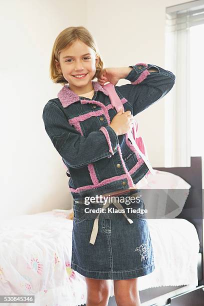 girl getting ready for school - shoulder strap bag strap stock-fotos und bilder