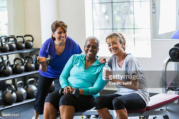 multiracial 熟年女性のグループでのフィットネスセンター - fitness center ストックフォトと画像