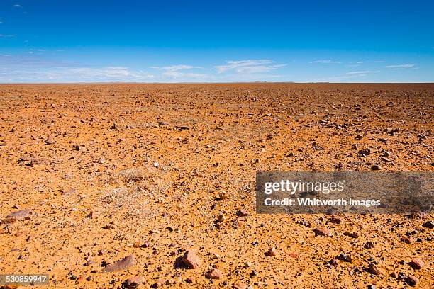 flat, barren moon plain near coober pedy australia - クーバーペディ ストックフォトと画像