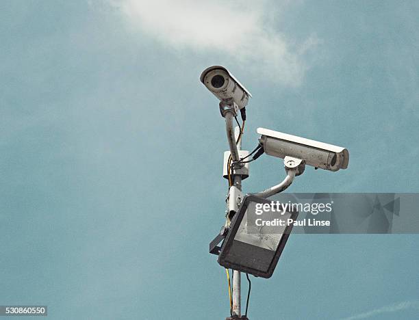 security cameras - bewakingscamera stockfoto's en -beelden