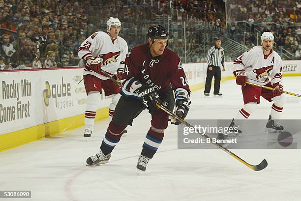 Avalanche player Chris Gratton in action Phoenix Coyotes at Colorado Avalanche, March 14, 2004 And Player Chris Gratton.