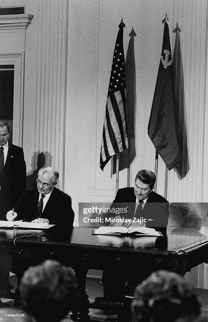 Presidents Ronald Reagan and Mikhail Gorbachov