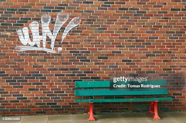 empty bench - graffiti wand stock-fotos und bilder