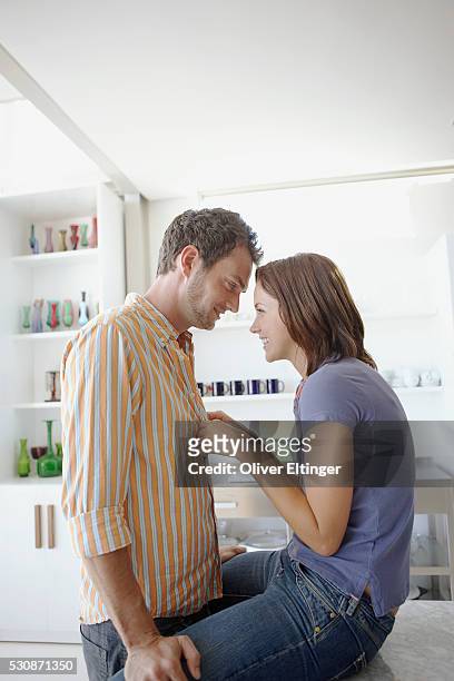 couple in the kitchen - oliver eltinger stock-fotos und bilder